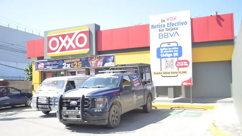 Patrulla-Estacionada-Afuera-De-Una-Tienda